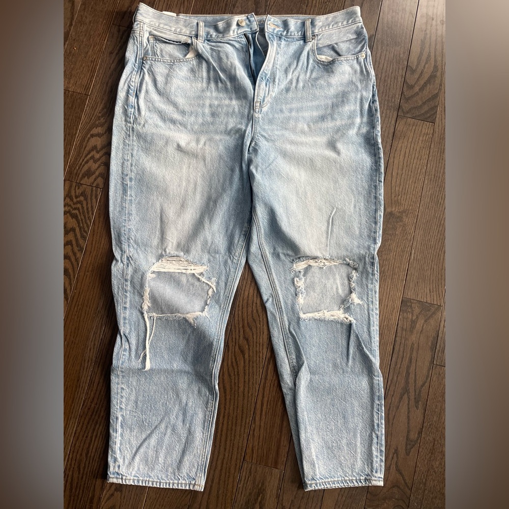 Light Blue Distressed Jeans AMERICAN EAGLE MOM JEAN